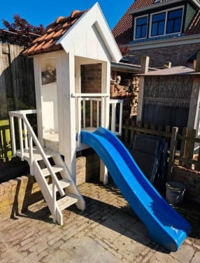 Speelhuisje met glijbaan