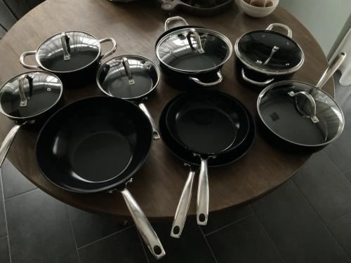 Complete zwarte pannenset.   GERESERVEERD!!!