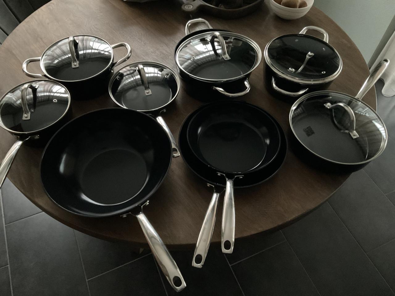 Complete zwarte pannenset.   GERESERVEERD!!!