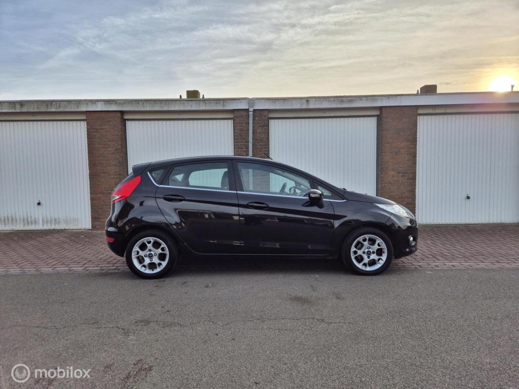 Ford Fiesta 1.25 titanium / dealeronderhouden / voorruitverwarming / stoelv