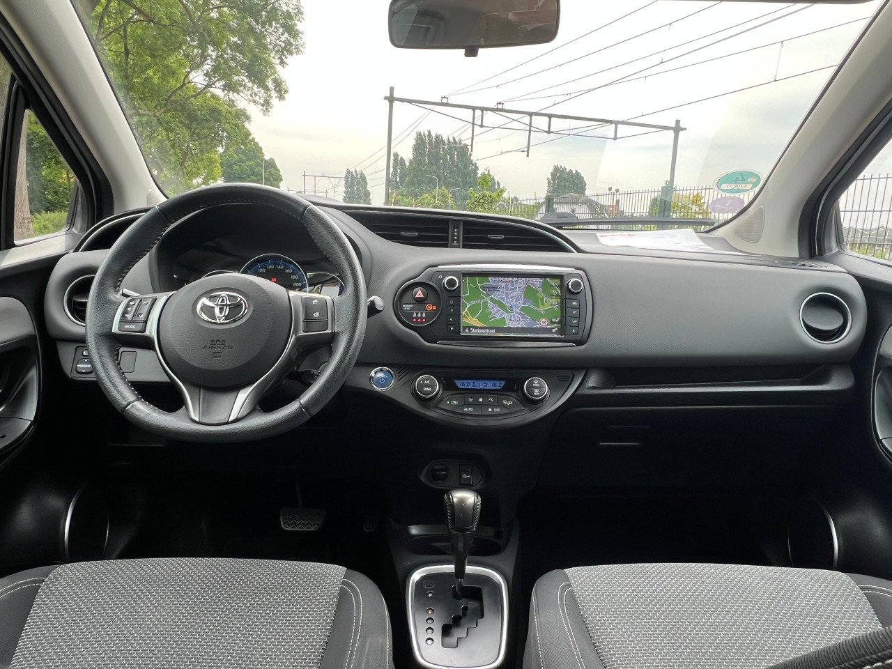 Toyota Yaris 1.5 Hybrid Lease|LED | NAVI | AUTOMAAT | GOED ONDERHOUD |