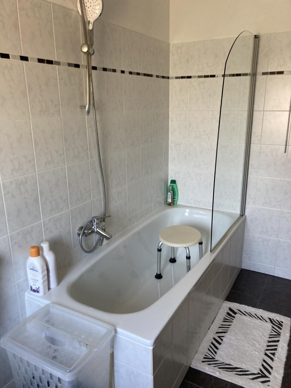 Wegklapbare. Glazen badwand