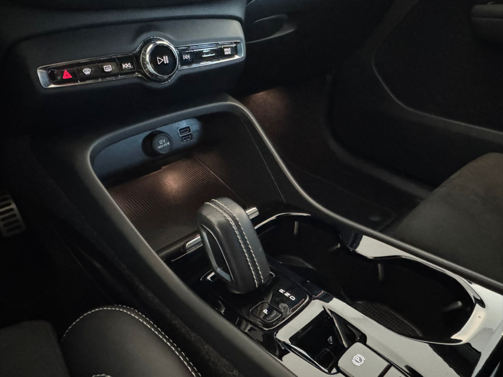 Volvo XC40 1.5 t4 recharge r-design black edition