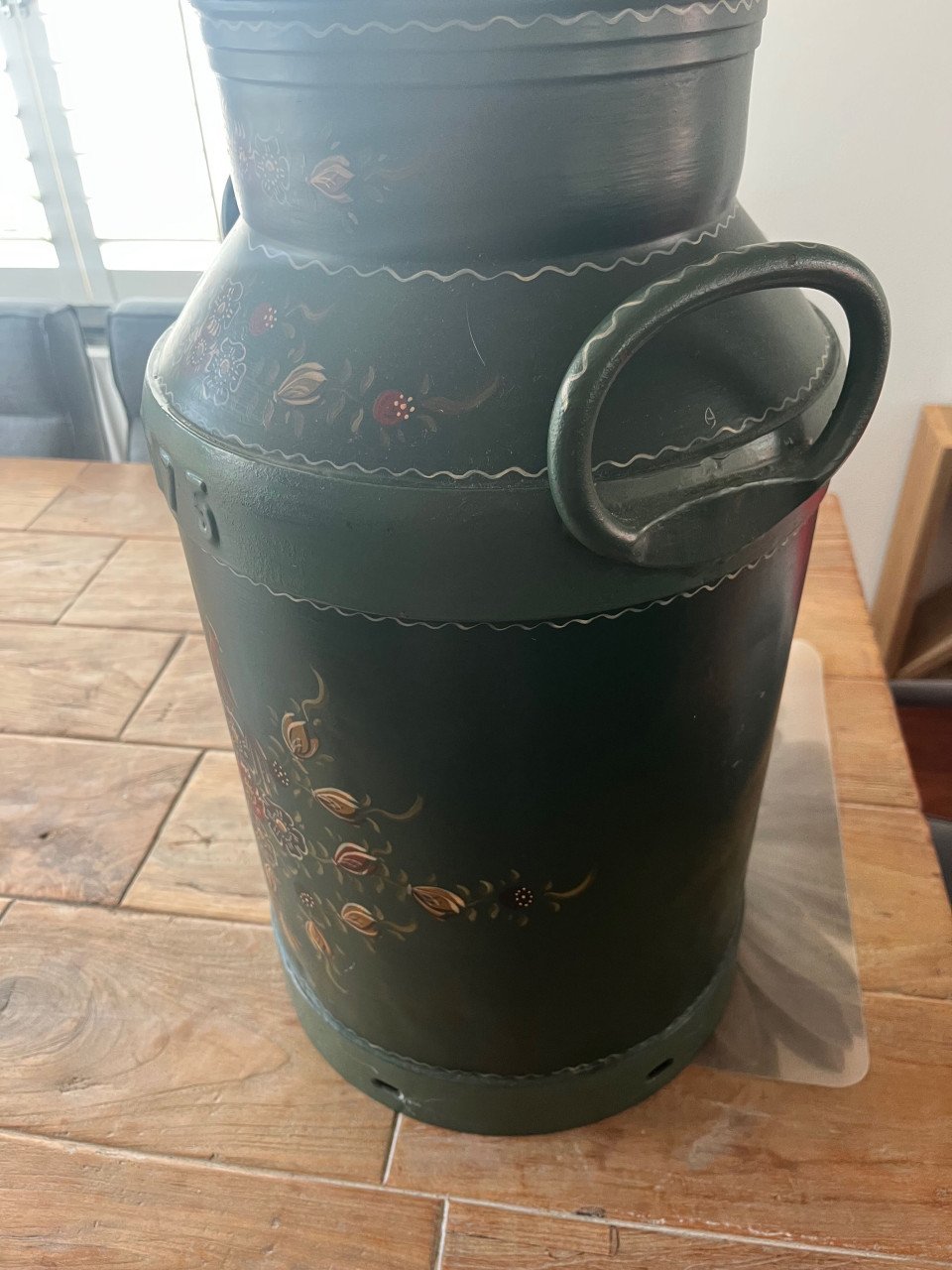 Beschilderde melkbus