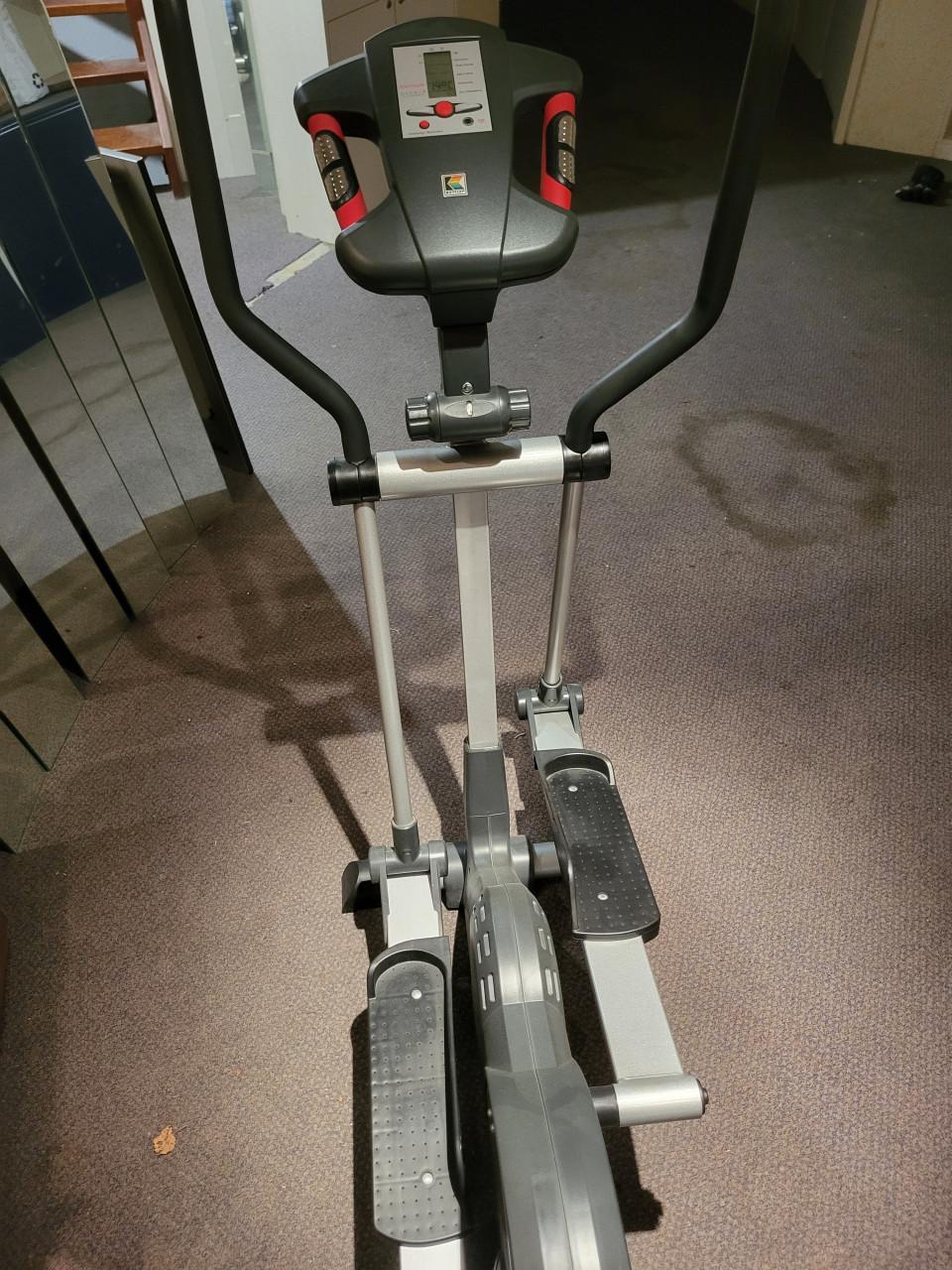 Eettafel als nieuw! En hometrainer