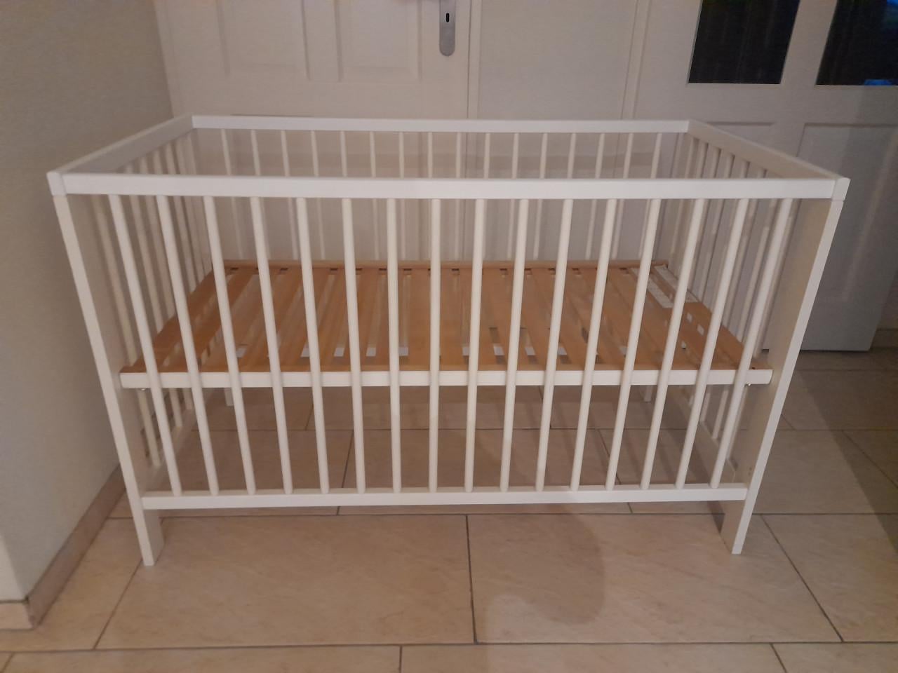 Wit ledikantje (in hoogte verstelbaar ) in goede staat !