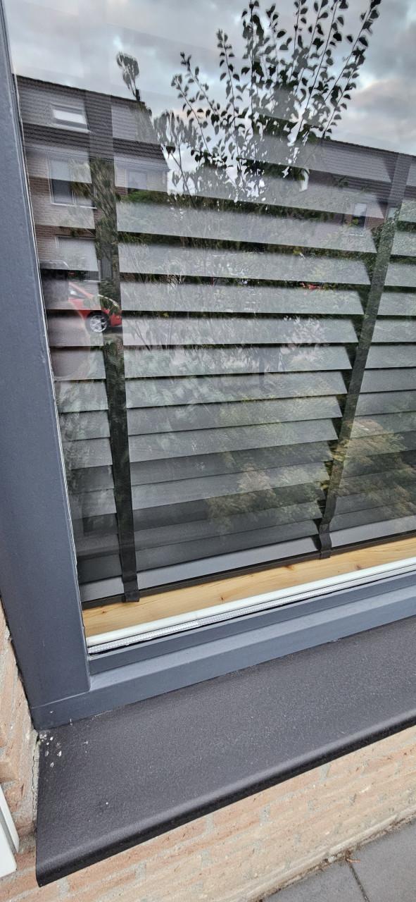Zwarte houten jaloezieën 2x