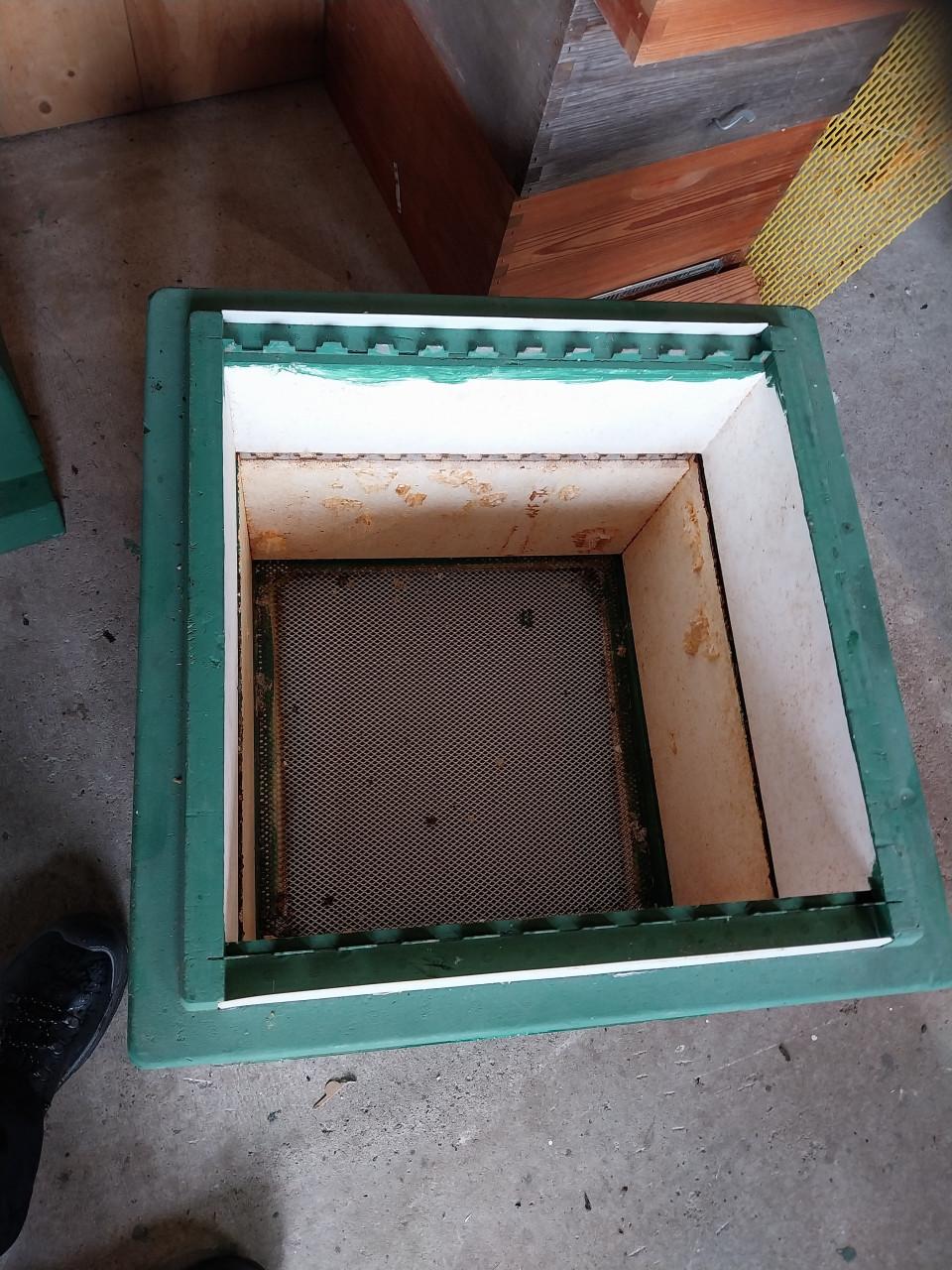 Te koop 2 x bijenkast kunstof