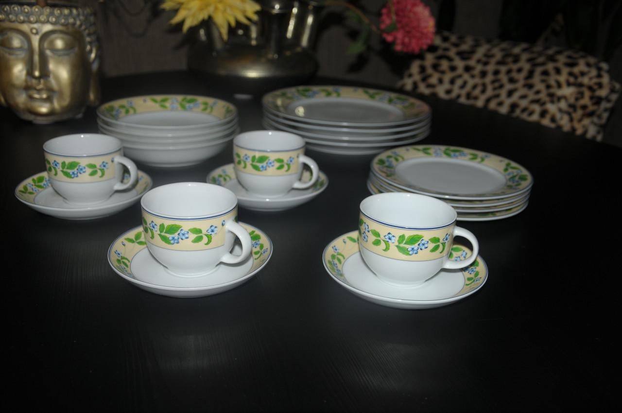 Vierdelig Bel Air Fine Porcelain servies, zo goed als nieuw!