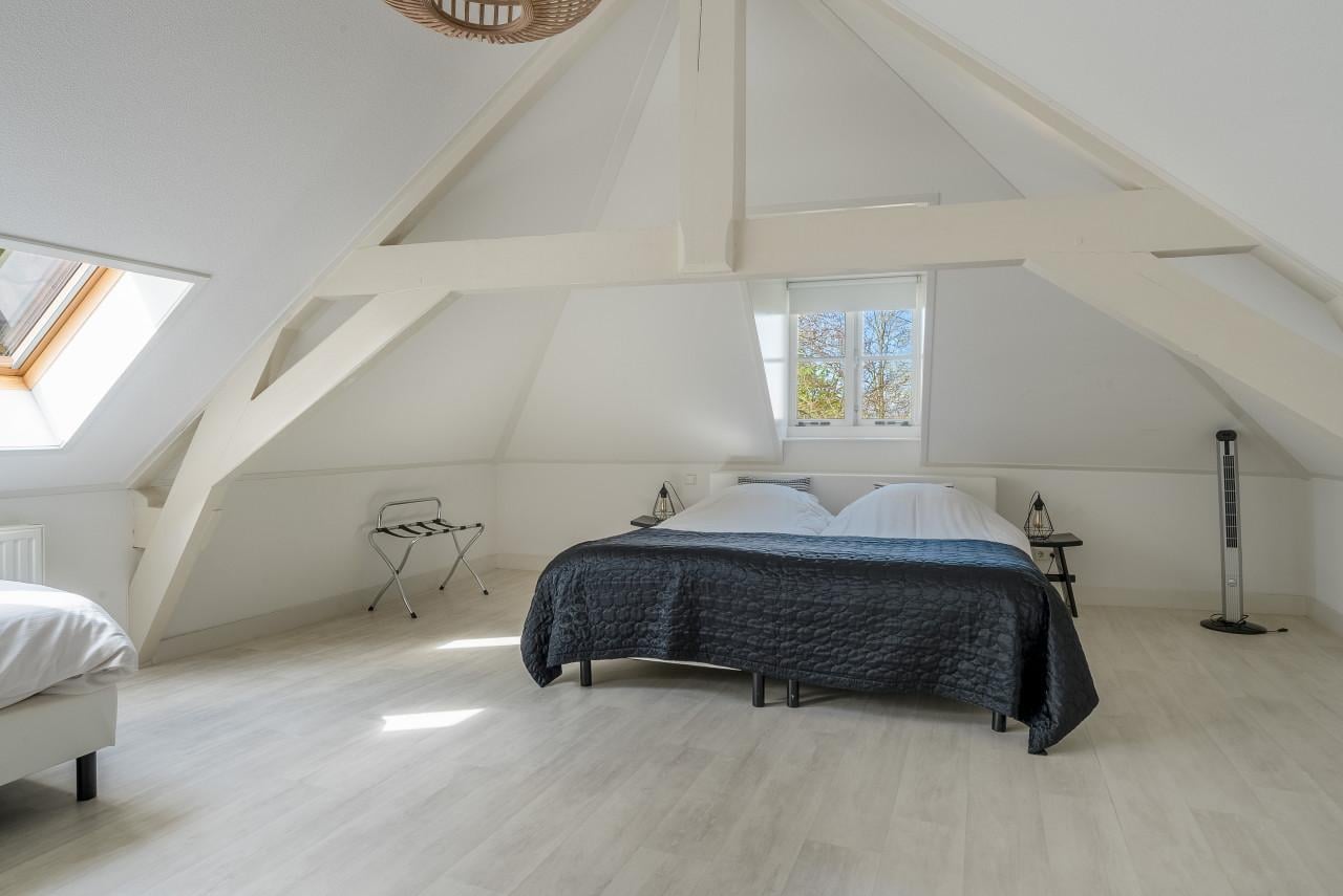 Gemeubileerde, grote zolder kamer te huur - tijdelijk