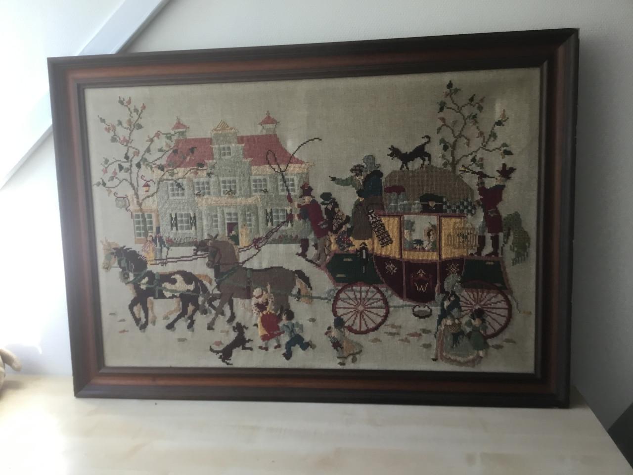 Groot borduurwerk met fraaie houten lijst