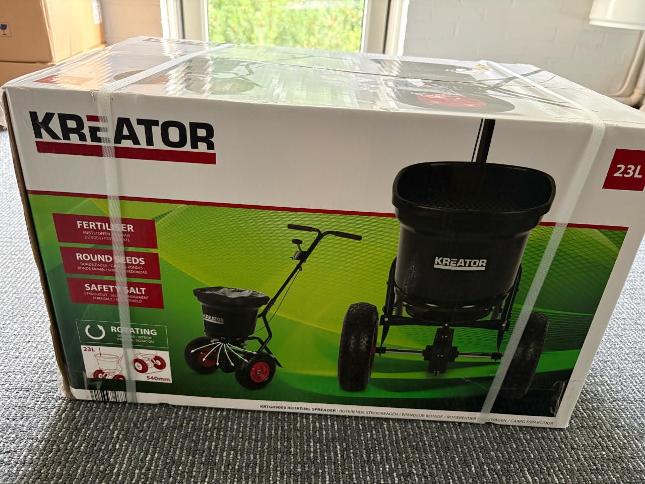 Nieuw in de doos - Kreator strooiwagen 23 liter  - KRTGR9005
