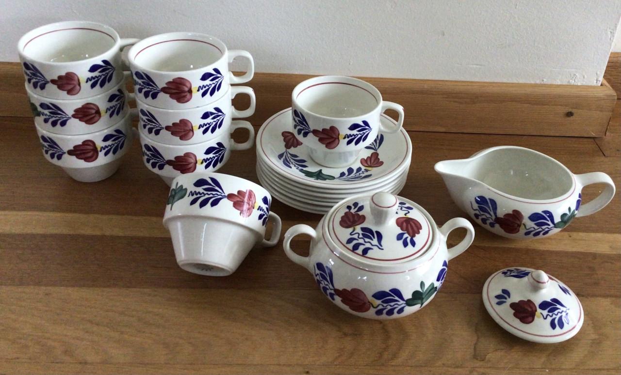 Koffiekopjes ,melk en suikerpot: boerenbont