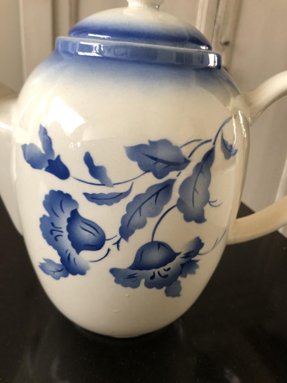 Mooie brocante thee / koffiepot met blauw motief