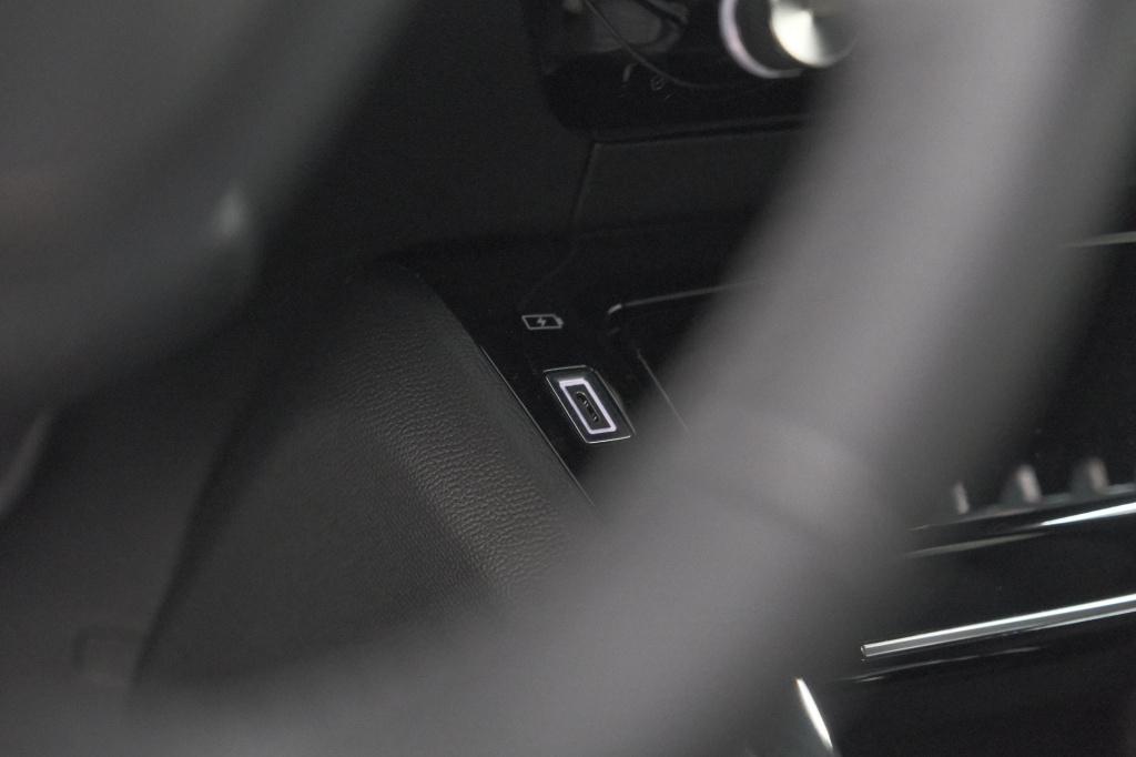 Peugeot E-2008 ev allure avantage 54 kwh | soh 97,8% | 11 kw lader | apple 