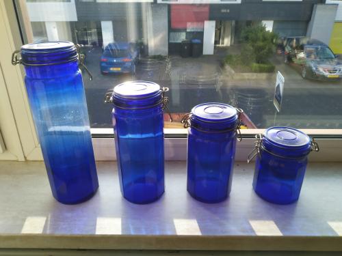 Set blauwe glazen voorraad/sierpotten