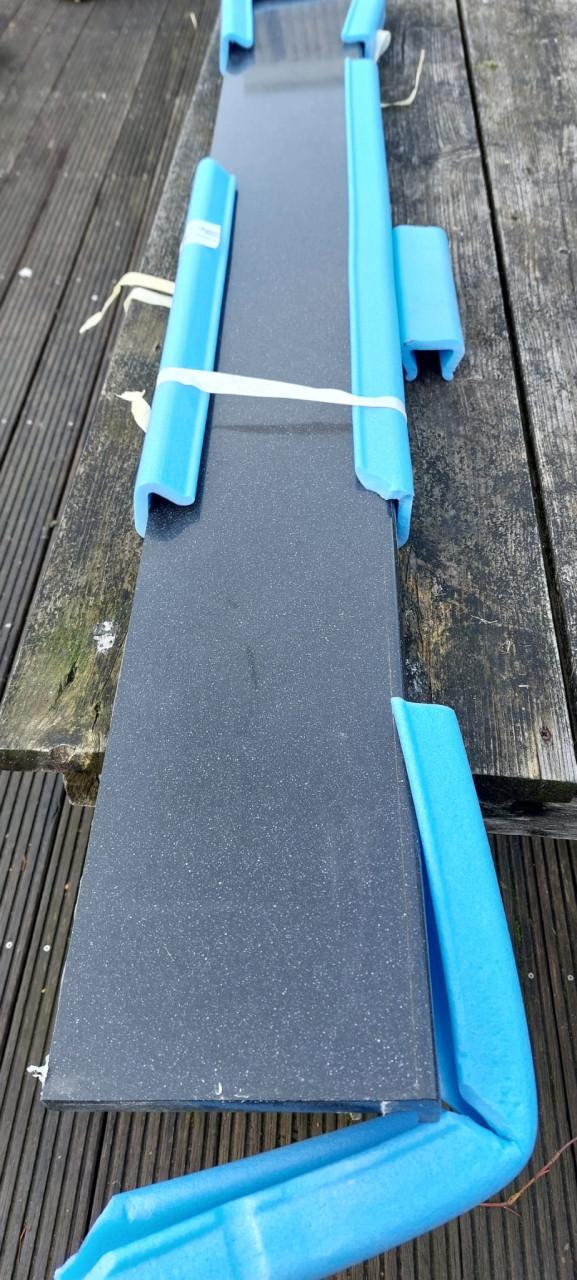 Vensterbank van zwart/wit composiet