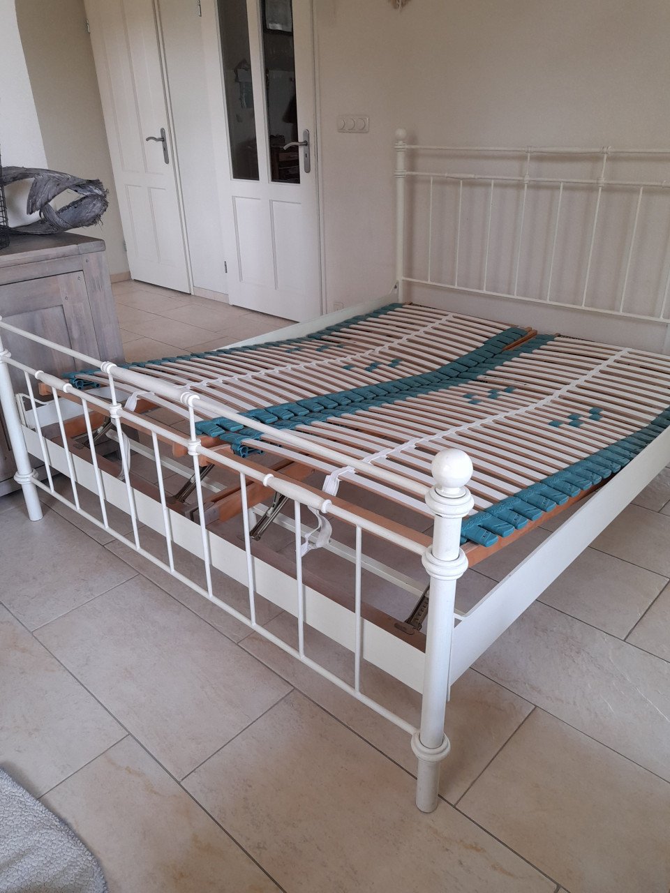 Ijzeren 2 p bed ( 160 x 200 ) met verstelbare lattenbodems (in goede staat)