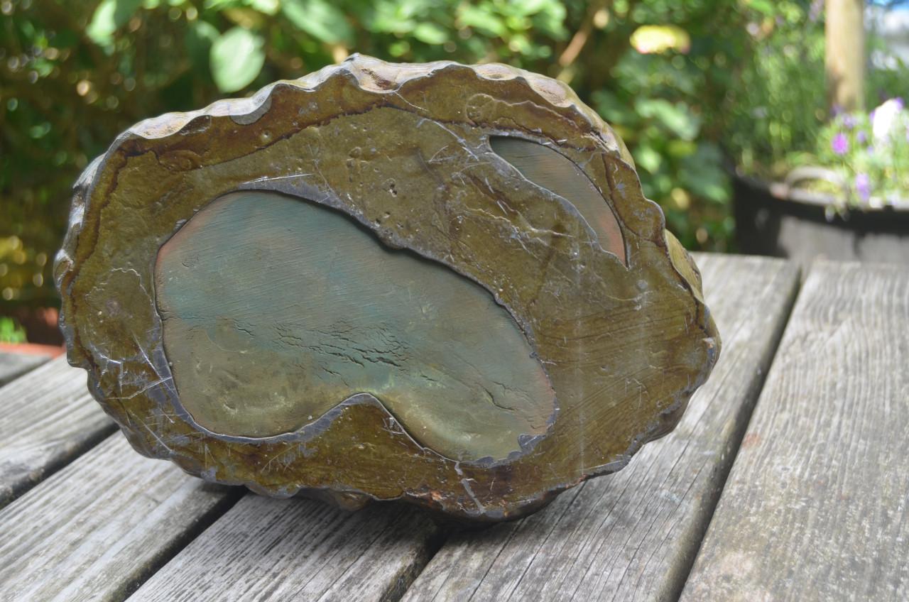 Terracotta en loden beeldengroep van 2 bustes, gesigneerd.