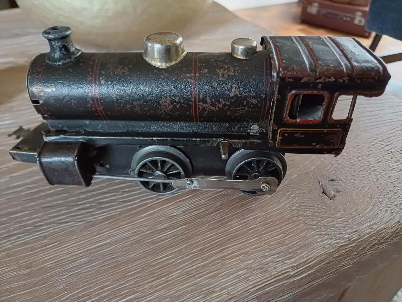 OUD METALEN LOCOMOTIEFJE