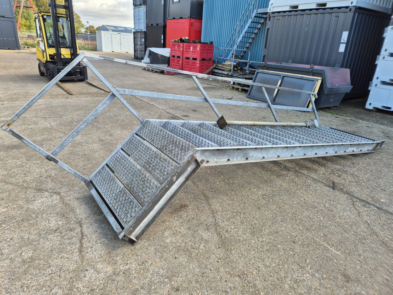 Gegalvaniseerde stalen buitentrap met bordes 280cm