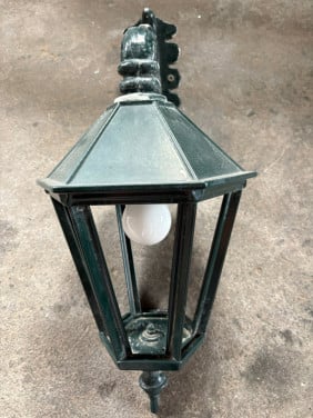 Buitenlamp en uithangbord