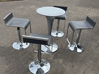 Te koop 4 barstoelen en tafel