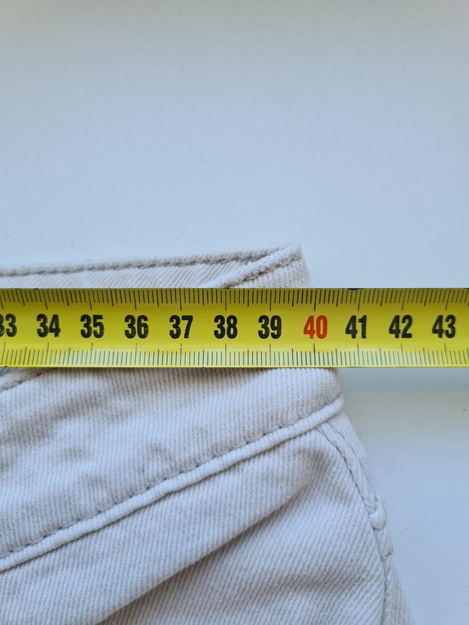 Nieuwe H&M Divided jeans in een mooie beige kleur.