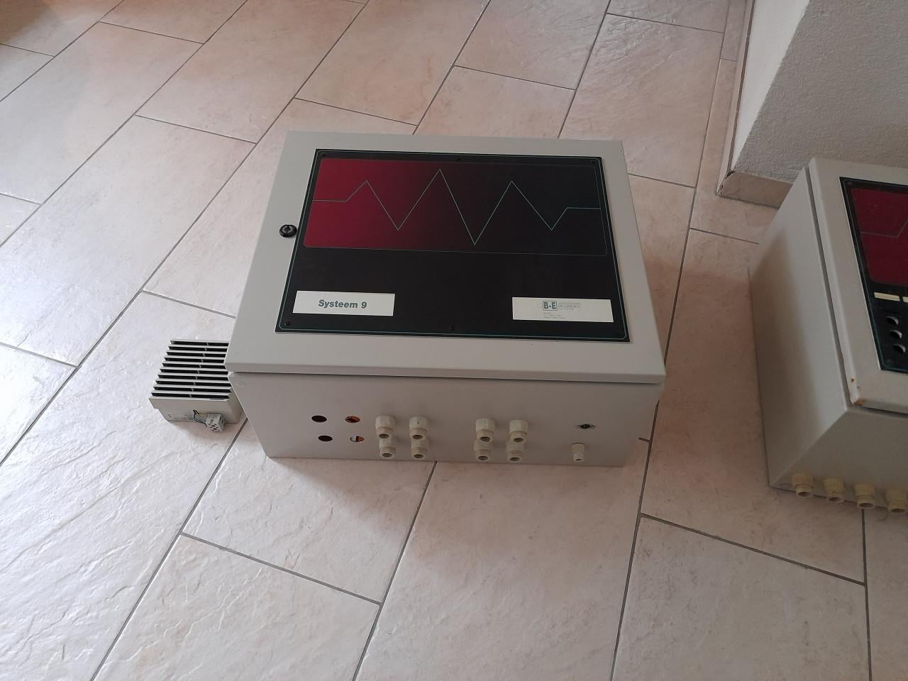 1 x systeemkast / installatiekast / elektrakast.