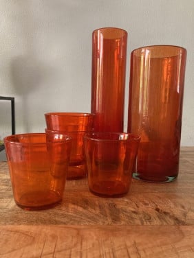 Oranje vazen en glazen