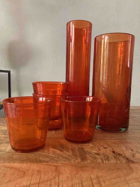 Oranje vazen en glazen