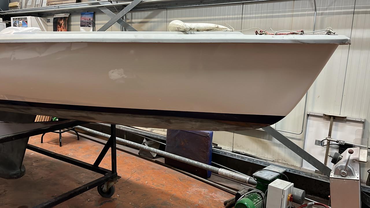 Sportieve open zeilboot met trailer