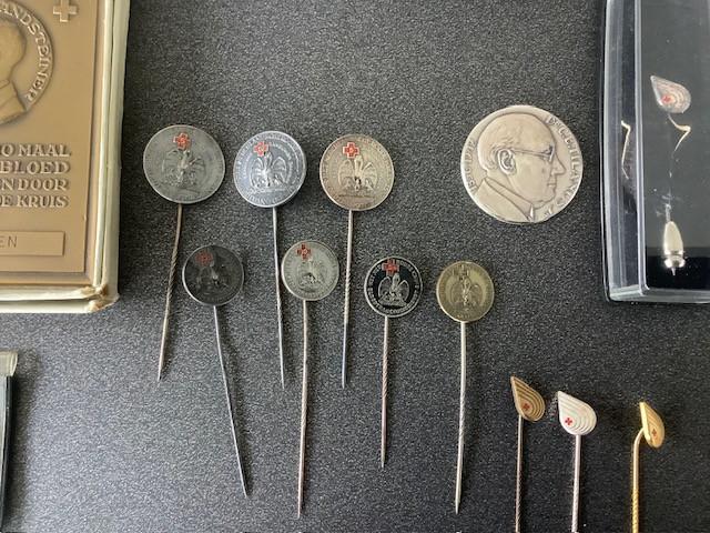 Collectie penningen etc. Het Nederlandsche Rode Kruis.