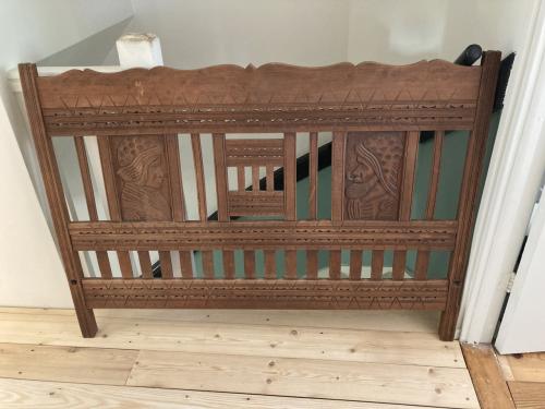 Antieke houten bedeind