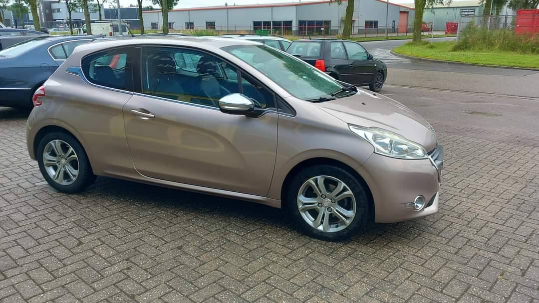 Peugeot 208 1.2 VTI Allure 3drs bj:2012 airco lm-velgen i.z.g.st