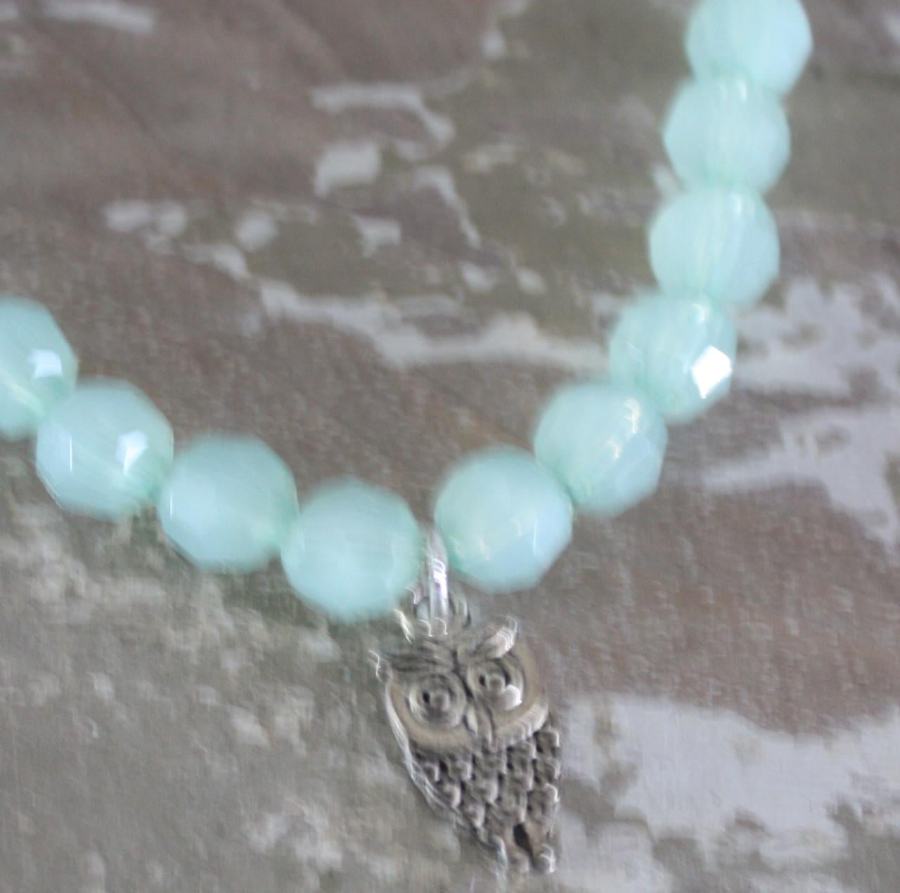 Armbandje rekbaar met mintgroene kralen en uilen bedeltje