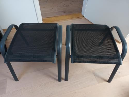 2 voetenbankjes zgan voor relaxen in de tuin