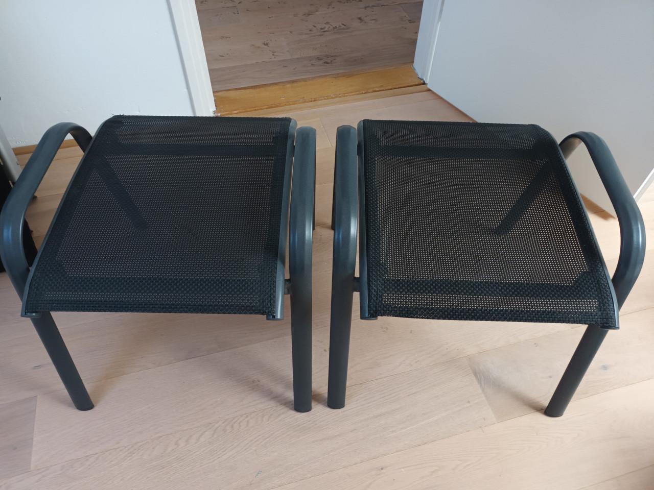 2 voetenbankjes zgan voor relaxen in de tuin