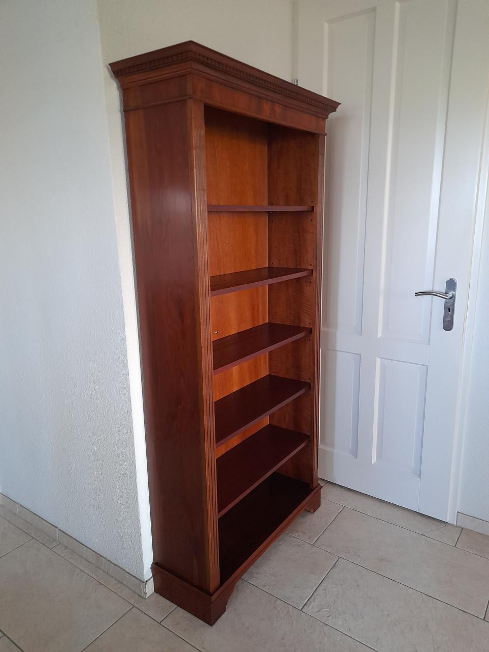 Boekenkast 184H x 32 x 91,5 ( in goede nette staat )