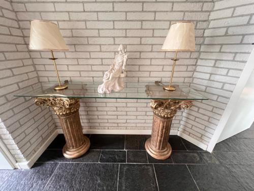 Gouden console tafel met glazen blad