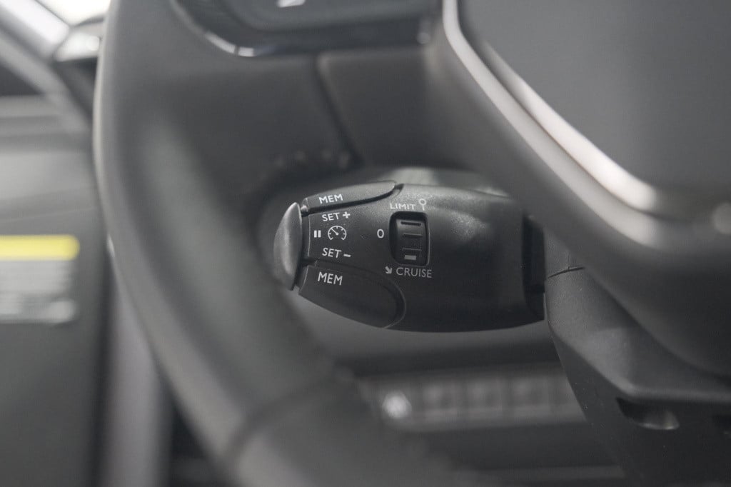 Peugeot 208 puretech 100 allure | camera | navigatie | parkeersensoren | ap