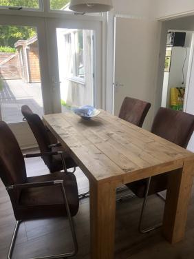 Eettafel van bewerkt stijgerhout 160x80 met vier stoelen!