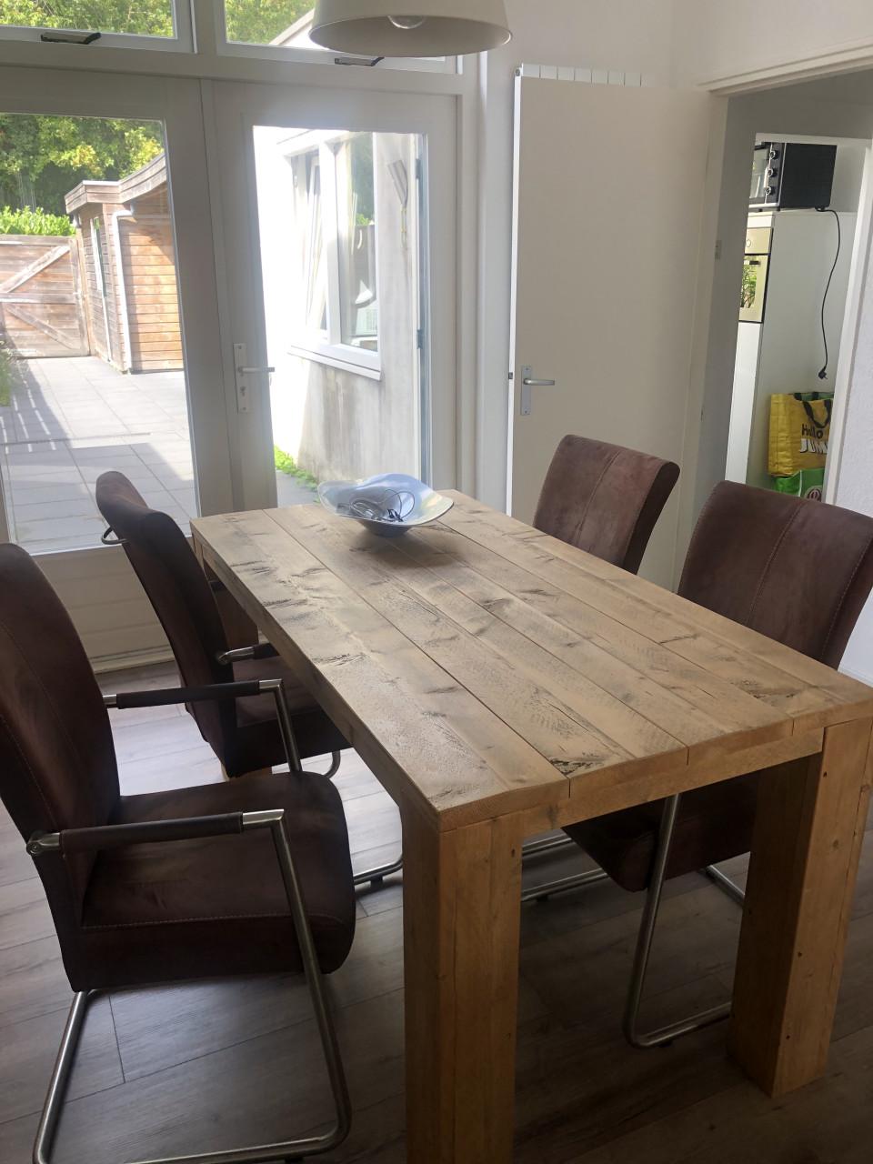 Eettafel van bewerkt stijgerhout 160x80 met vier stoelen!