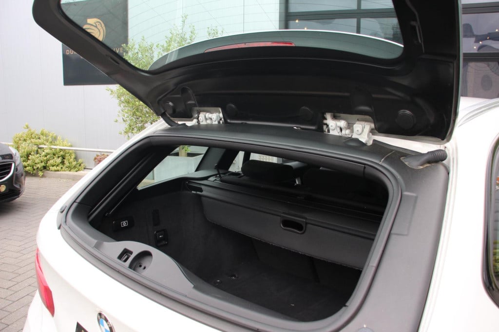 BMW 3-serie touring 318i m sport edition aut. - navi groot - adap led - pdc