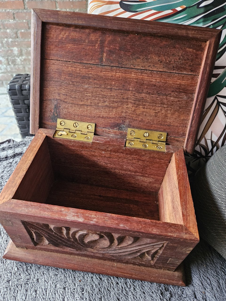 Prachtig antiek houten kistje met mooi houtsnijwerk....
