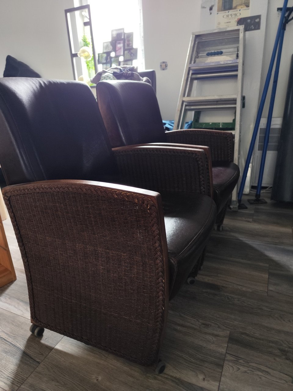 2 comfortabele eetkamerstoelen met rotan en kunstleer