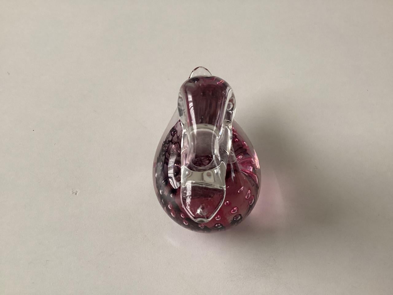 Eendje.     Pfeiffer kristal, bekend van de luchtbelletjes.