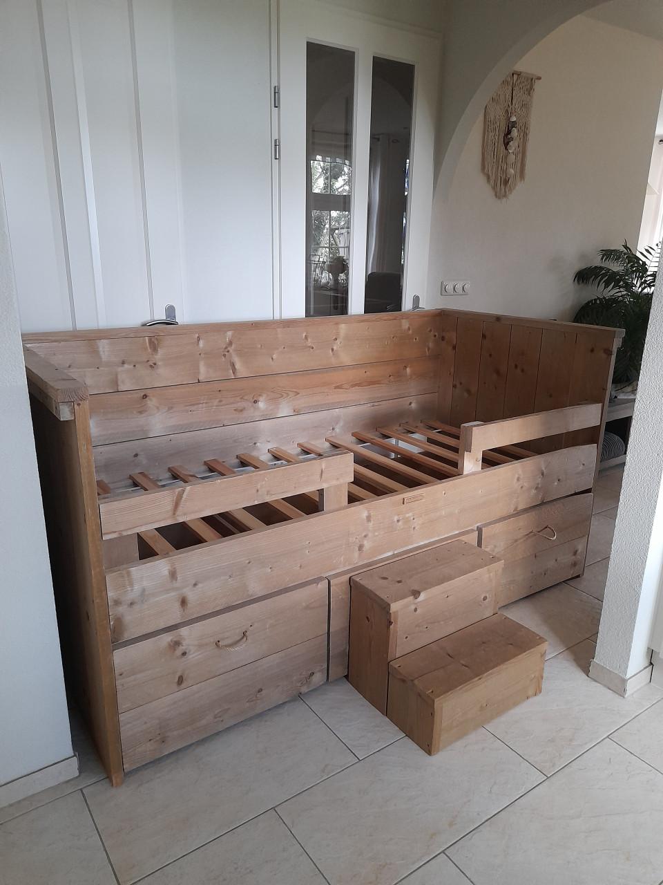 Van Londen steiger houten bed 90 x 200 met 3 laden (in goede nette staat )
