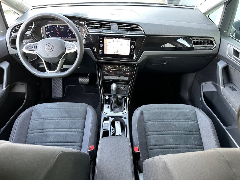 Volkswagen Touran 1.5 tsi 150pk dsg r-line highline | led | trekhaak | dode