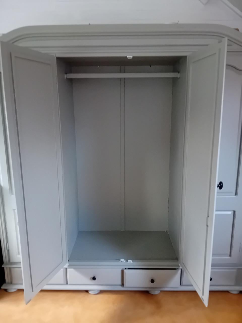Grote grijze kledingkast met spiegels